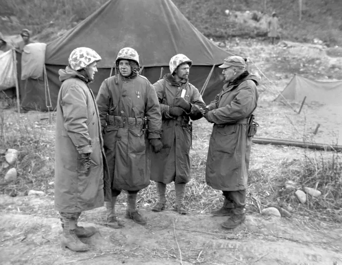 Framed Print : U.S. Marines are decorated in a brief front lines ceremony for gallantry at Hagaru, Chosin Reservoir. L-R: Lt. Col. Ray Davis, Corp. Earle Seifert, Sergeant Earle Payne, Col