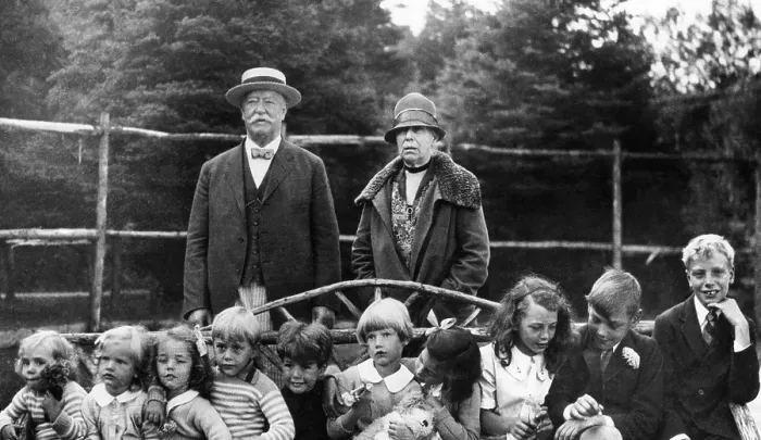 Framed Print : Former U.S. President William Taft, Former First Lady Helen Taft, with their ten grandchildren in Canada, 1927.. Courtesy: CSU Archives  /  Everett Collection