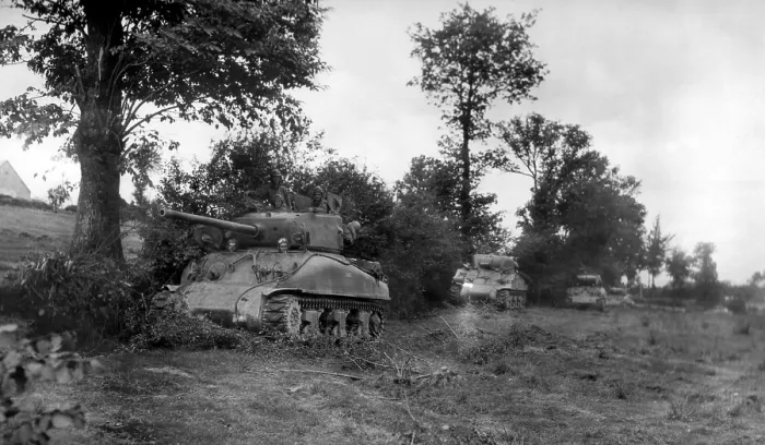 Framed Print : Four U.S. Sherman tanks hiding in a Norman Hedgerow during the Battle of the Falaise Pocket. August 3-7, 1944. Normandy, France, World War 2. (BSLOC_2014_2_122)
