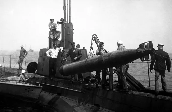 Framed Print : U.S. Submariners hoisting a torpedo. World War I era Enrique Muller phoro ca. 1918 Framed Print : U.S. Submariners hoisting a torpedo. World War I era Enrique Muller phoro ca. 1918