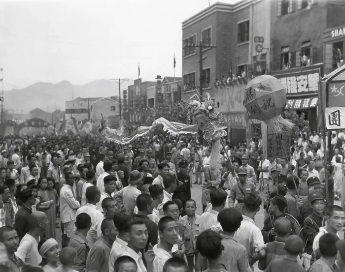 Framed Print : V-J Day (Victory Over Japan) is celebrated in Chongqing (Chungking), China. Traditional Chinese good-luck dragon, twists through the packed streets at the end of World War 2 Framed Print : V-J Day (Victory Over Japan) is celebrated in Chongqing (Chungking), China. Traditional Chinese good-luck dragon, twists through the packed streets at the end of World War 2