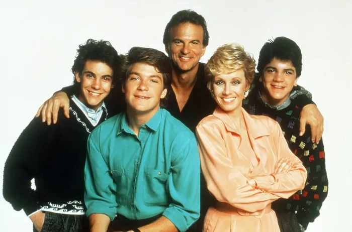 Framed Print : VALERIE, (aka THE HOGAN FAMILY, aka VALERIE'S FAMILY), from left: Jeremy Licht, Jason Bateman, Josh Taylor, Sandy Duncan, Dan Ponce, 1986-1991