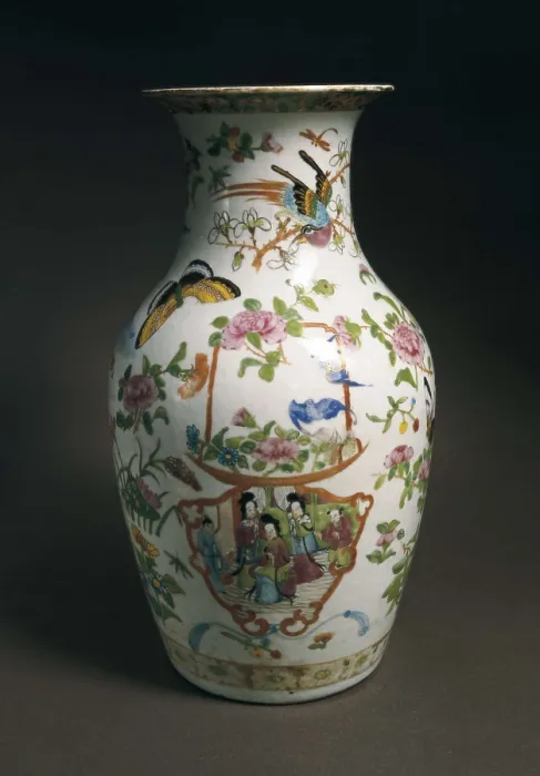 Framed Print : Vase. Chinese art. Qin period. China / Porcelain. ITALY. Faenza. Museo Internazionale delle Ceramiche in Faenza (International Museum of Ceramics in Faenza) Framed Print : Vase. Chinese art. Qin period. China / Porcelain. ITALY. Faenza. Museo Internazionale delle Ceramiche in Faenza (International Museum of Ceramics in Faenza)