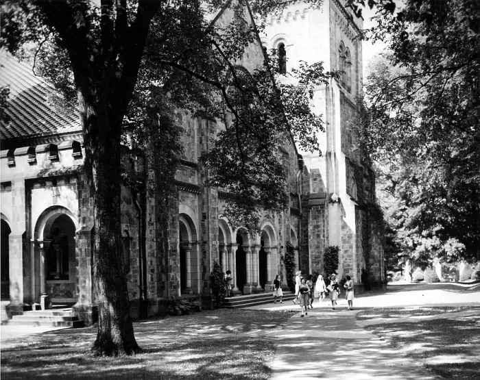 Framed Print : VASSAR UNIVERSITY CHAPEL, students coming outh of the chapel after the weekday morning service. Undated photo Framed Print : VASSAR UNIVERSITY CHAPEL, students coming outh of the chapel after the weekday morning service. Undated photo