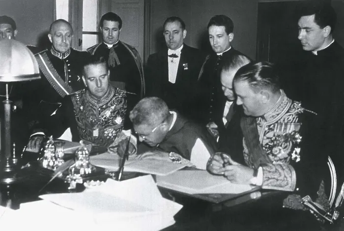 Framed Print : Vatican City (27th August 1953). Signature of the Concordat between Spain and the Holy See