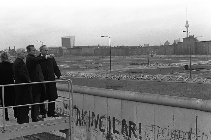 Framed Print : Vice President George Bush looks over the Berlin Wall into East Berlin. He is escorted by Mayor Von Weizacker and Chancellor Kohl on Bush's left. Feb. 1 1983