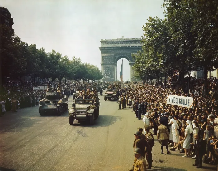 Framed Print : Victory parade on the Champs Elysees. Crowds cheer the Free French Forces and hold a sign Vive De Gaulle. Paris August 26 1944 the day after Paris was liberated