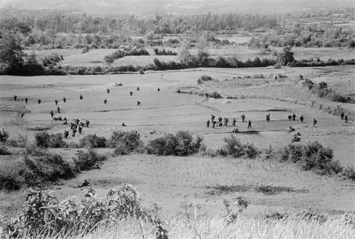 Framed Print : Vietnam War. US Marines in the field during Operation Bold Mariner in Quang Ngai Province