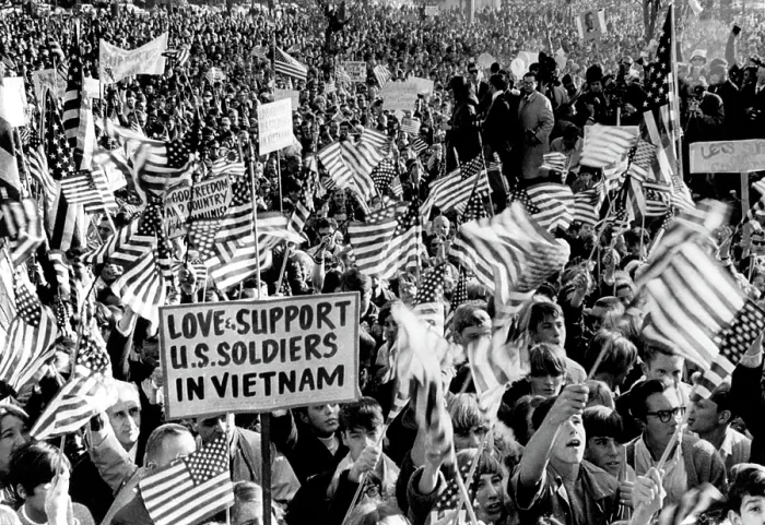 Framed Print : Vietnam War Supporters ('Anti-Demonstration Demonstration'), Wakefield, MA, 10 / 29 / 67. Courtesy: CSU Archives  /  Everett Collection