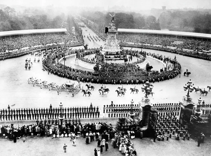 Framed Print : The view from Buckingham Palace of the Victoria Monument, as the Royal Coach leaves for Westminster Abbey, where the coronation of King George VI will take place, May 12, 1937