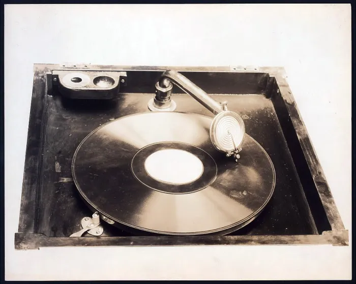 Framed Print : Top view of gramophone, in square wooden cabinet, with straight arm, needle and record, circa 1914