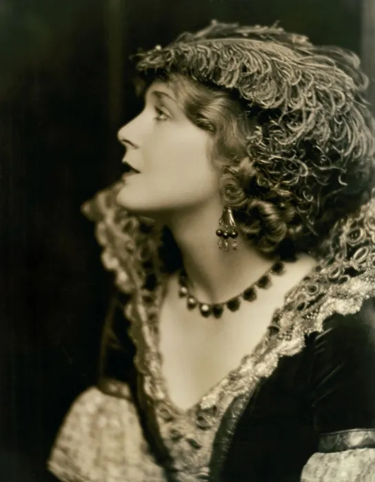 Framed Print : Vilma Banky, portrait ca. 1920s Framed Print : Vilma Banky, portrait ca. 1920s