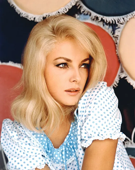 Framed Print : Virna Lisi, ca. early 1960s Framed Print : Virna Lisi, ca. early 1960s