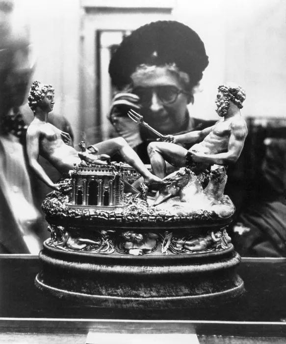 Framed Print : Visitor to the National Gallery Washington, D.C. scrutinizing, Cellini's Salt Cellar in 1947 Framed Print : Visitor to the National Gallery Washington, D.C. scrutinizing, Cellini's Salt Cellar in 1947