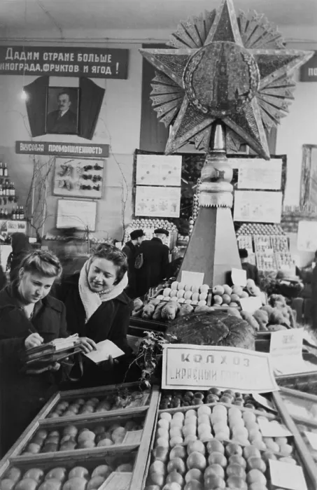 Framed Print : Visitors at the fruit and vegetable stand of a collective farm in Kishinev, Moldova. 1949. - (BSLOC_2014_15_253)