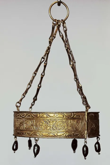 Framed Print : Votive crown. 7th c. Visigothic art. Jewelry. SPAIN. Madrid. National Museum of Archaeology. Proc: SPAIN. Guadamur. AISA / Everett Collection**US SALES ONLY** Framed Print : Votive crown. 7th c. Visigothic art. Jewelry. SPAIN. Madrid. National Museum of Archaeology. Proc: SPAIN. Guadamur. AISA / Everett Collection**US SALES ONLY**
