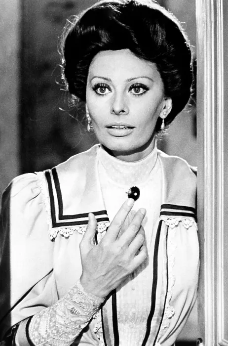 Framed Print : THE VOYAGE, (aka IL VIAGGIO), Sophia Loren, 1974 Framed Print : THE VOYAGE, (aka IL VIAGGIO), Sophia Loren, 1974