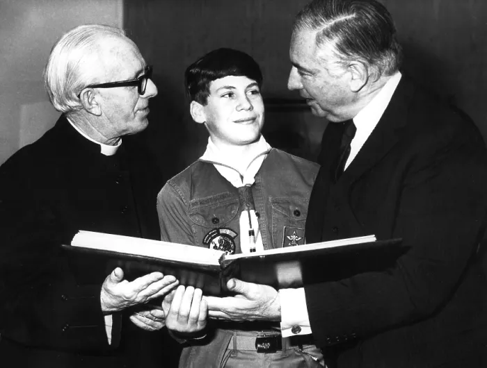Framed Print : WALTER ANNENBERG, with boy scout Ben Bollinger, and Rev. Martin Sullivan presenting book of American State Emblems to St. Paul's Cathedral in London, Dec. 18, 1969 Framed Print : WALTER ANNENBERG, with boy scout Ben Bollinger, and Rev. Martin Sullivan presenting book of American State Emblems to St. Paul's Cathedral in London, Dec. 18, 1969