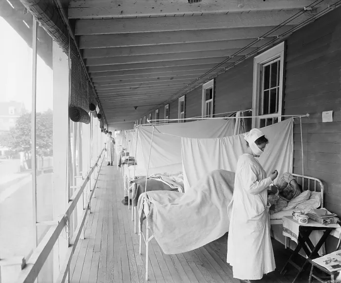 Framed Print : Walter Reed Hospital flu ward during the Spanish Flu epidemic of 1918-19, in Washington DC. The pandemic killed an estimated 25, 000, 000 persons throughout the world