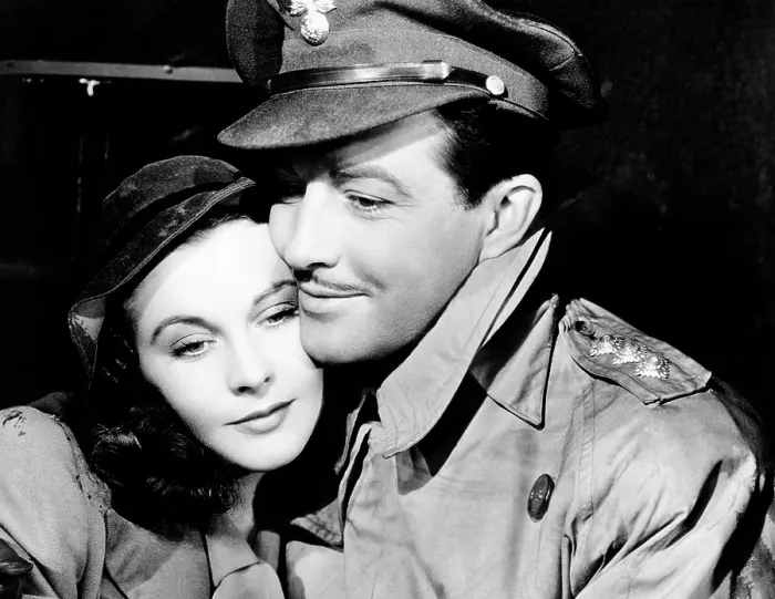 Framed Print : WATERLOO BRIDGE, from left: Vivien Leigh, Robert Taylor, 1940 Framed Print : WATERLOO BRIDGE, from left: Vivien Leigh, Robert Taylor, 1940