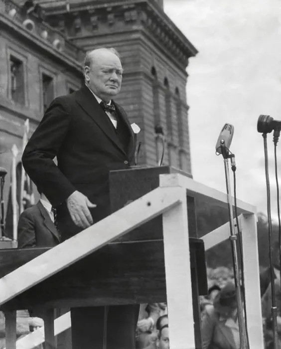 Framed Print : Winston Churchill at Blenheim Palace speaking to a crowd of 60, 000 Framed Print : Winston Churchill at Blenheim Palace speaking to a crowd of 60, 000