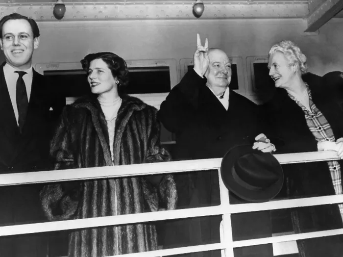 Framed Print : Winston Churchill gives the victory sign as he arrives in New York with Captain Christopher Soames, Mary Churchill and Clementine Churchill, 1949