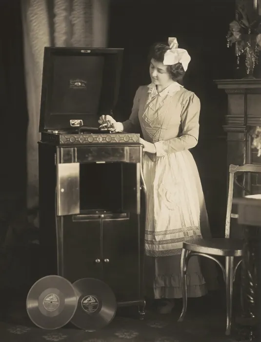 Framed Print : Woman beginning to play a phonograph in 1908