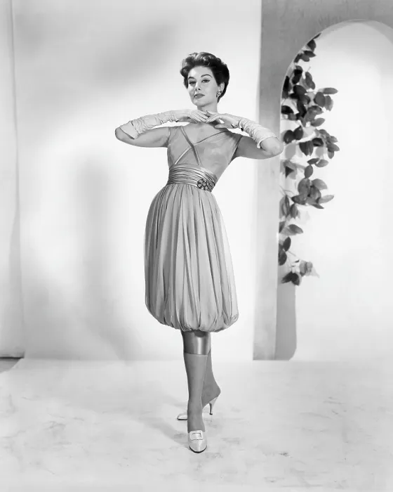 Framed Print : A woman modeling 1950s fashion, circa 1956. Photo: Courtesy: CSU Archives / Everett Collection Framed Print : A woman modeling 1950s fashion, circa 1956. Photo: Courtesy: CSU Archives / Everett Collection