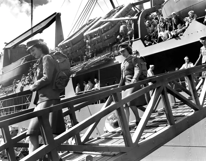 Framed Print : Women Marines arriving at the Hawaiian Islands with their field packs. During World War 2, Feb. 28, 1945. (BSLOC_2015_14_114)
