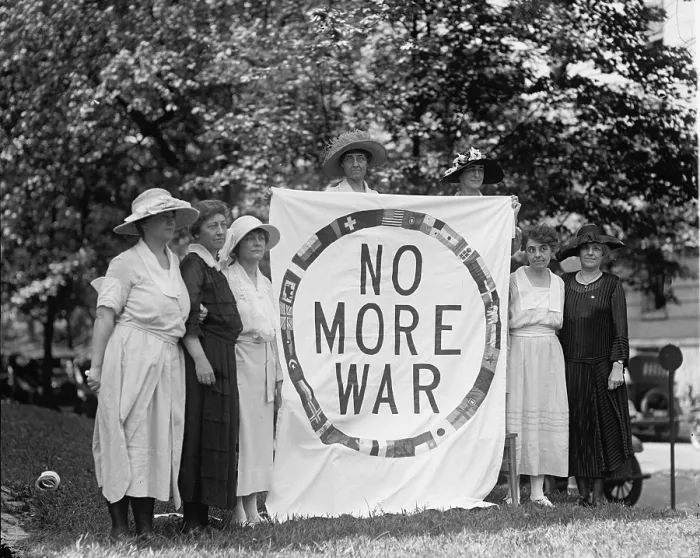 Framed Print : Women of the National League for Limitations of Armament demonstrating in Washington DC in 1922