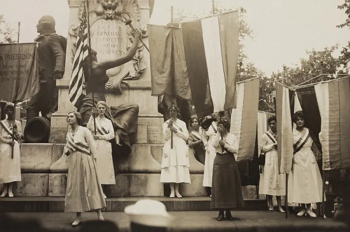 Framed Print : Women's suffrage activists protest Woodrow Wilson's failure to support a constitutional amendment for votes for Women. 1918