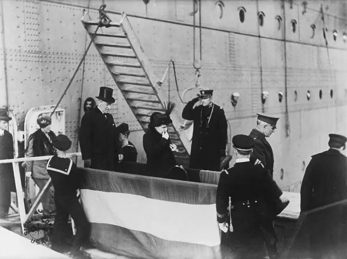 Framed Print : Woodrow Wilson disembarking from the USS George Washington in France, March 14, 1919