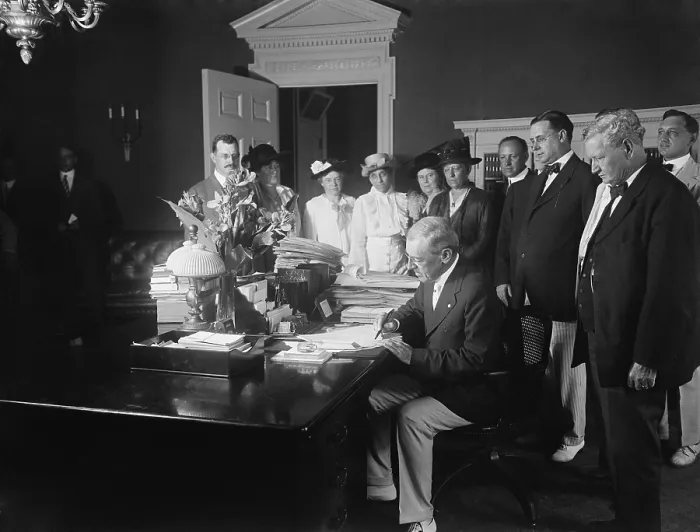 Framed Print : Woodrow Wilson signing the Child Labor Law of 1916, prohibiting interstate commerce of goods made using child labor Framed Print : Woodrow Wilson signing the Child Labor Law of 1916, prohibiting interstate commerce of goods made using child labor