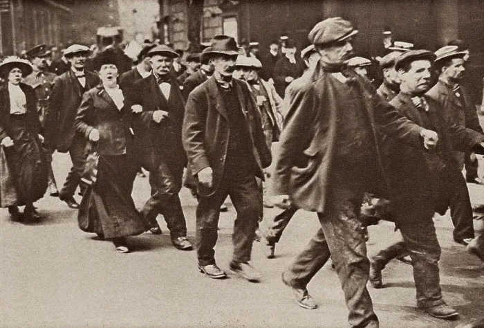 Framed Print : World War 1. Accompanied by their wives, middle aged men march to the central depot to be recruited into the British Army Framed Print : World War 1. Accompanied by their wives, middle aged men march to the central depot to be recruited into the British Army