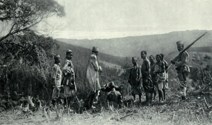 Framed Print : World War 1 in Africa. German Askari (native) soldiers with a chain gang of re-captured German Askari deserters in East Africa Framed Print : World War 1 in Africa. German Askari (native) soldiers with a chain gang of re-captured German Askari deserters in East Africa