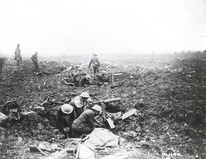 Framed Print : World War 1. Battle of Arras (April 9-12, 1917). Canadian machine gunners dig themselves into shell holes on Vimy Ridge. From this position they will support the infantry
