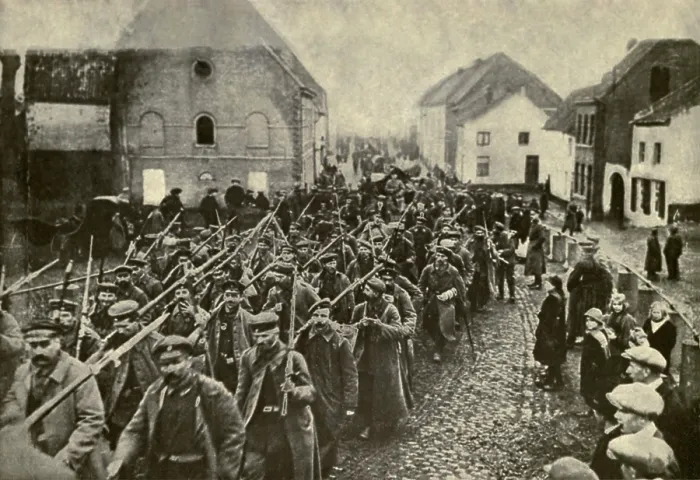 Framed Print : World War 1. The beaten German Army, retreating back to Germany after the final failure of the 1918 offensives. Sept-Oct. 1918. (BSLOC_2013_1_216)