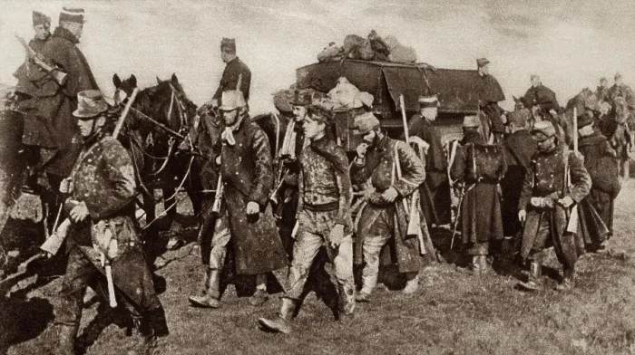 Framed Print : World War 1. Belgian troops, weary and mud-covered from fighting in the trenches moving forward to take up a new position near Veurne. 1914