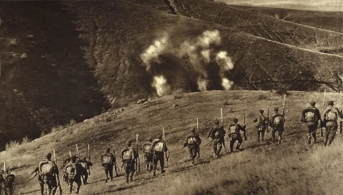 Framed Print : World War 1. Bulgarians advancing in counter attack against a heavy barrage laid down by the Serbia Artillery. Ca. 1915-18