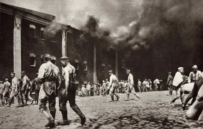Framed Print : World War 1. The citadel of Brest-Litovsk in flames after the town was captured by the Germans in late August / early Sept. 1915