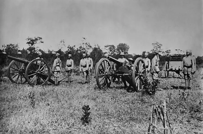Framed Print : World War 1 in East Africa. German Askaris (native soldiers) posing at attention with artillery. Manning the gun on the left are two German officers. Ca. 1915-18 Framed Print : World War 1 in East Africa. German Askaris (native soldiers) posing at attention with artillery. Manning the gun on the left are two German officers. Ca. 1915-18