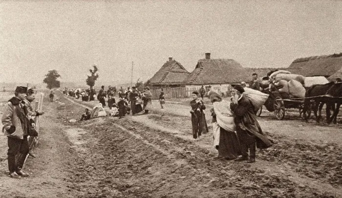 Framed Print : World War 1 in Eastern Europe. Jewish residents of Lublin seek protection from Austrian soldiers Framed Print : World War 1 in Eastern Europe. Jewish residents of Lublin seek protection from Austrian soldiers