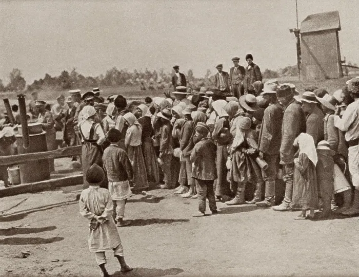Framed Print : World War 1 in Eastern Europe. Peasants in retreat from Warsaw wait for a meal at a food depot established by the Russians. 1914-15. (BSLOC_2013_1_5)
