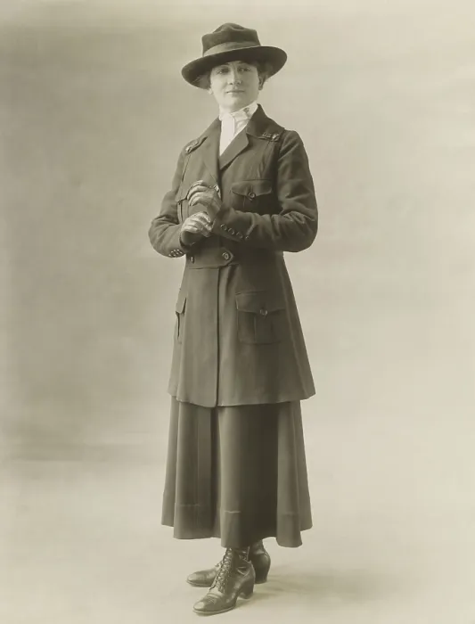 Framed Print : World War 1 era US Army nurse in uniform, 1916-1919. She wears the Caduceus, the winged staff and serpent of the Medical Corps, next to her collar US insignia