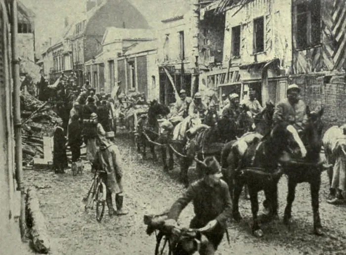 Framed Print : World War 1. French Artillery retreating through Noyon France, during the March 1918 German offensive, Code named Operation Michael