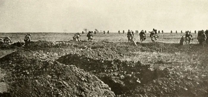 Framed Print : World War 1. French charge in the Chemin des Dames during the ill-conceived Nivelle Offensive of April 16-May 9, 1917 Framed Print : World War 1. French charge in the Chemin des Dames during the ill-conceived Nivelle Offensive of April 16-May 9, 1917