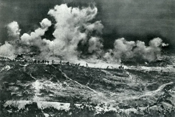 Framed Print : World War 1. French soldiers advance closely behind a creeping barrage