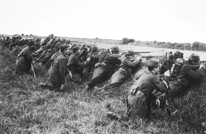 Framed Print : World War 1. French soldiers behind a ditch waiting for a German assault. Possibly during the Battle of the Marne. Ca. September 6-12, 1914