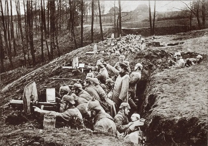 Framed Print : World War 1. German machine guns in a trench near Darkehmen in East Prussia. A wounded soldier receives medical attention