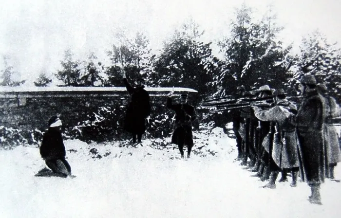 Framed Print : World War 1. An image purporting to show an execution at Verdun reportedly sometime in 1917, during the French Army Mutinies Framed Print : World War 1. An image purporting to show an execution at Verdun reportedly sometime in 1917, during the French Army Mutinies